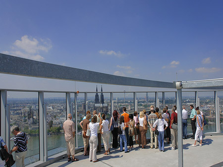 Besucher gucken auf Köln Foto 