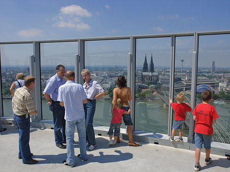 Besucher gucken auf Köln Foto 