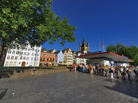 Fotos Schlange stehen für Köln-Düsseldorfer