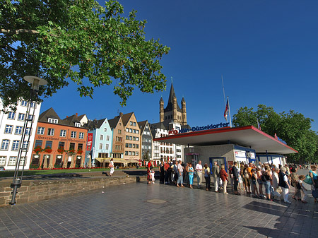 Fotos Schlange stehen für Köln-Düsseldorfer