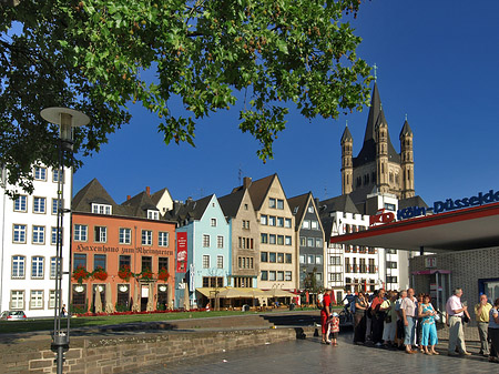 Schlange stehen für Köln-Düsseldorfer Fotos