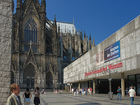 Römisch-Germanisches Museum neben dem Kölner Dom