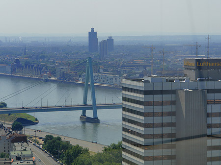 Severinsbrücke mit Lufthansa Fotos