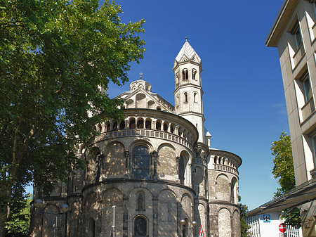 Seitentürme und Westturm der St Aposteln Fotos