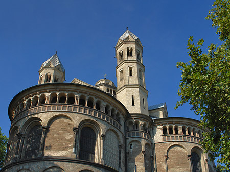 Foto Seitentürme und Westturm der St Aposteln - Köln