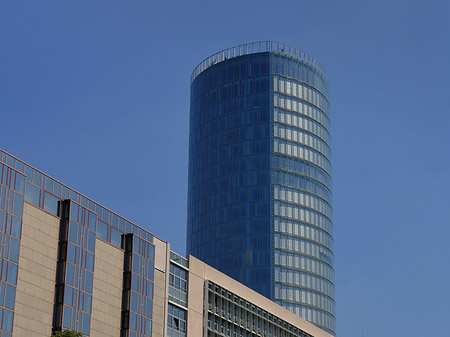 Triangelturm hinter Häusern Fotos