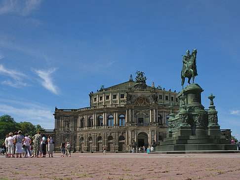 Fotos König-Johann-Statue mit Semperoper