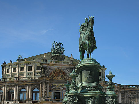 Foto König-Johann-Statue mit Semperoper - Dresden