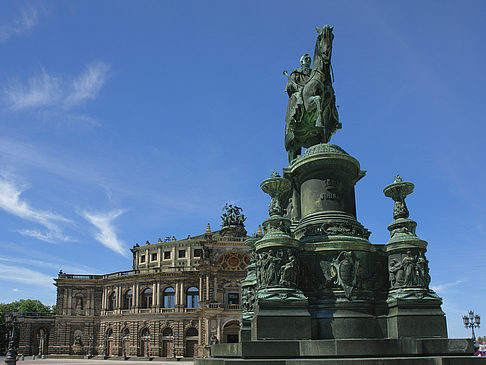 König-Johann-Statue mit Semperoper Foto 