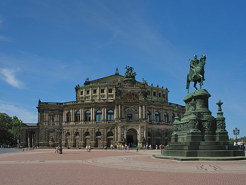 König-Johann-Statue mit Semperoper Foto 