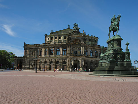 Fotos König-Johann-Statue mit Semperoper