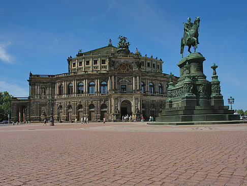 König-Johann-Statue mit Semperoper Foto 