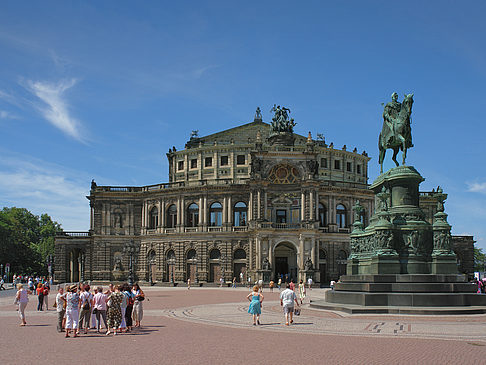 König-Johann-Statue mit Semperoper