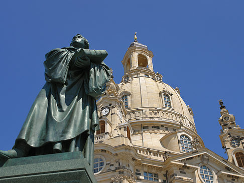 Lutherdenkmal vor der Frauenkirche Foto 