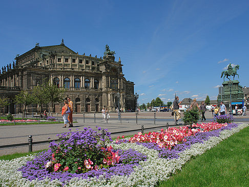 Semperoper mit Blumen Foto 