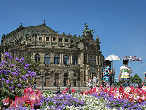 Fotos Semperoper mit Blumen