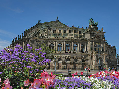 Foto Semperoper mit Blumen