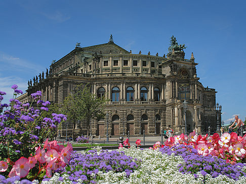 Semperoper mit Blumen Foto 