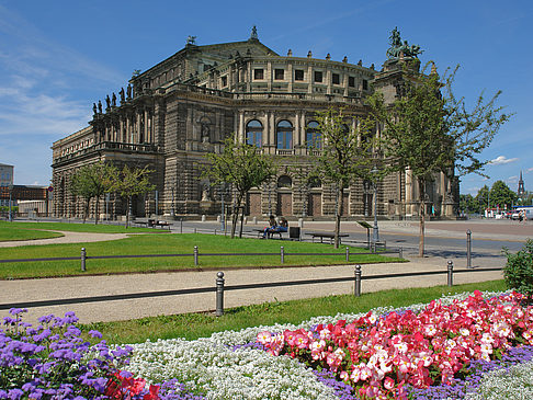 Semperoper mit Blumen