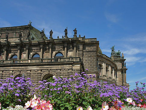 Semperoper mit Blumen