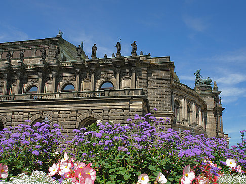 Semperoper mit Blumen Foto 