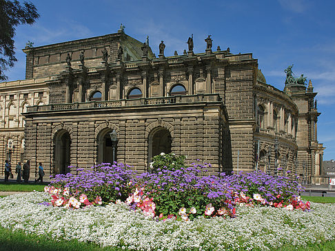 Semperoper mit Blumen Foto 