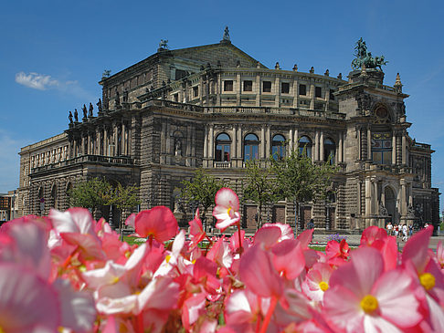 Semperoper mit Blumen