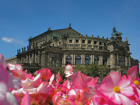 Semperoper mit Blumen