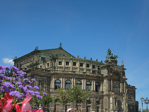 Foto Semperoper mit Blumen