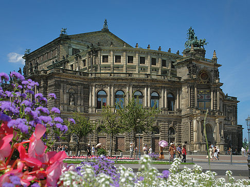 Foto Semperoper mit Blumen