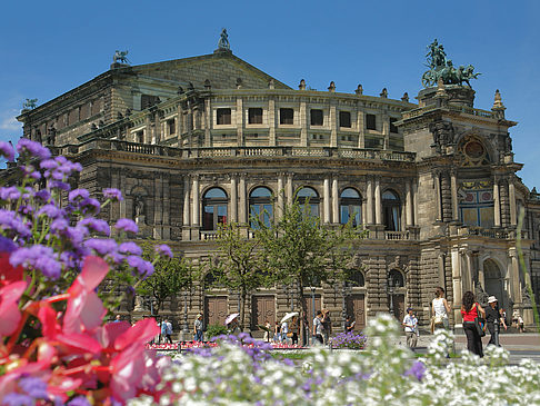 Semperoper mit Blumen Fotos