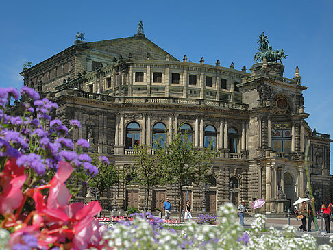 Semperoper mit Blumen Foto 