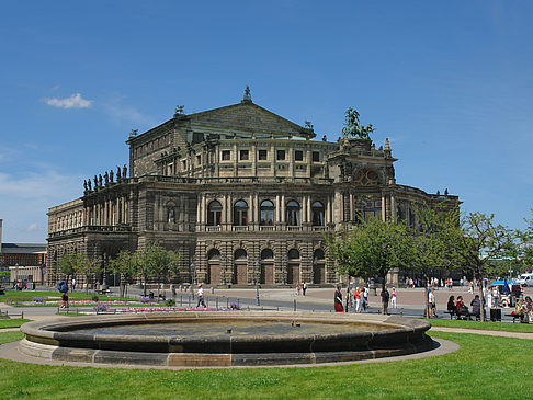 Fotos Semperoper mit Springbrunnen