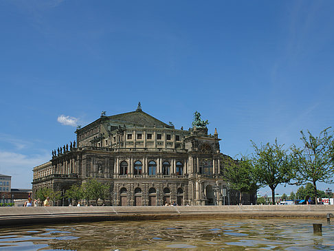 Semperoper mit Springbrunnen Foto 