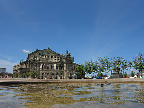 Semperoper mit Springbrunnen Foto 