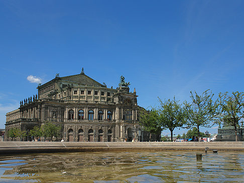 Semperoper mit Springbrunnen Foto 