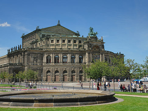 Semperoper mit Springbrunnen Foto 