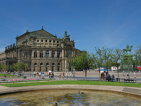 Fotos Semperoper mit Springbrunnen