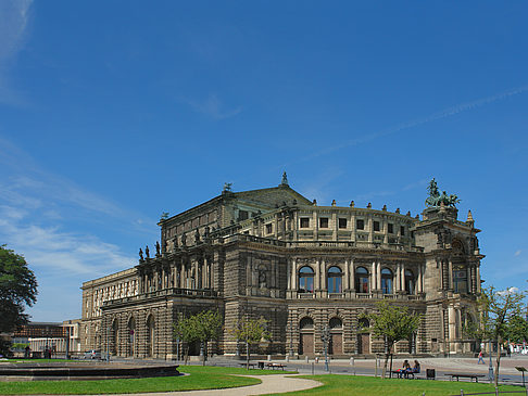 Fotos Semperoper mit Springbrunnen