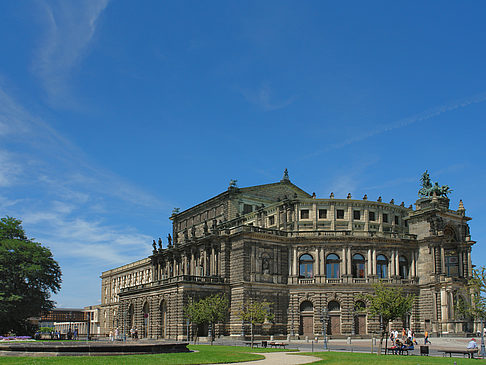 Foto Semperoper mit Springbrunnen - Dresden