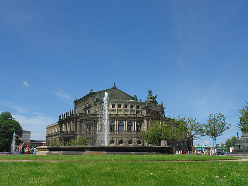 Foto Semperoper mit Springbrunnen - Dresden