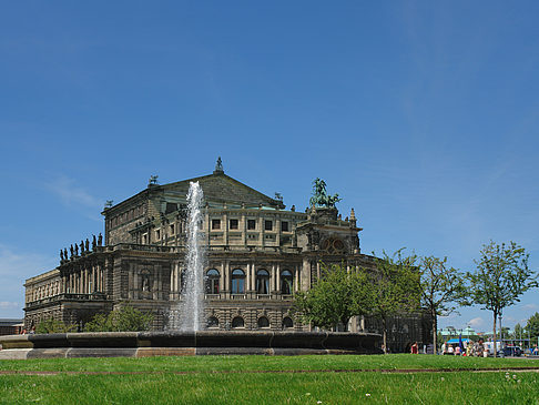 Semperoper mit Springbrunnen Foto 