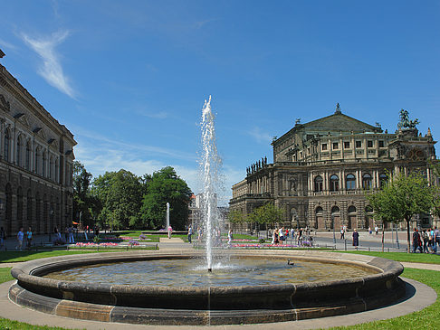 Fotos Semperoper mit Springbrunnen | Dresden