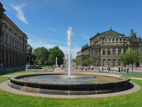 Fotos Semperoper mit Springbrunnen