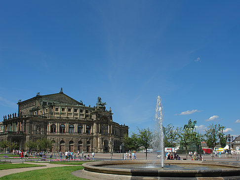 Fotos Semperoper mit Springbrunnen | Dresden