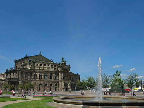 Semperoper mit Springbrunnen