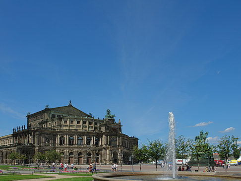 Semperoper mit Springbrunnen Fotos