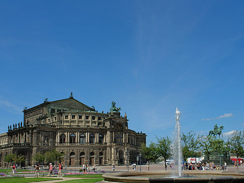 Semperoper mit Springbrunnen