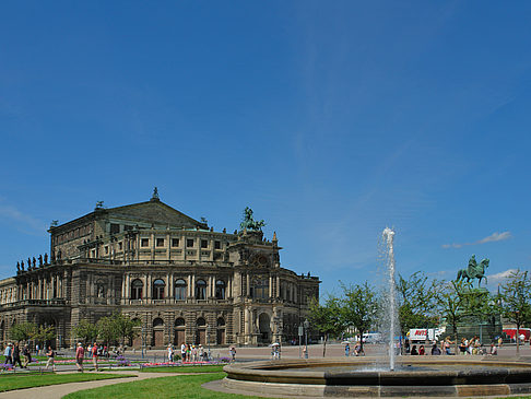 Fotos Semperoper mit Springbrunnen