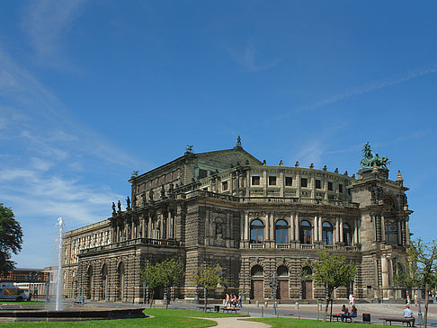 Foto Semperoper mit Springbrunnen - Dresden